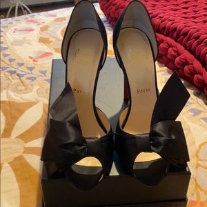 Christian Louboutin bow t dorcet. size 40. fits9.5